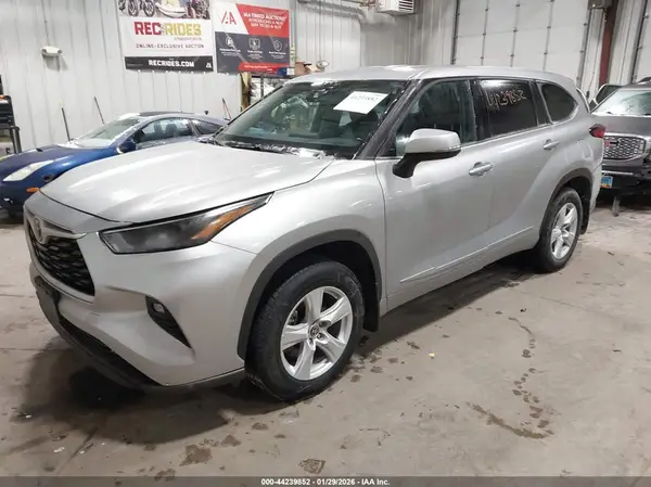 5TDBZRBH3NS191584 2022 TOYOTA HIGHLANDER - Image 2