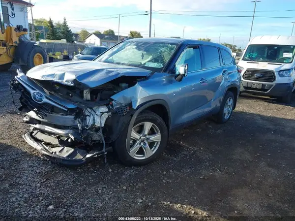 5TDBZRBH3NS211431 2022 TOYOTA HIGHLANDER - Image 2