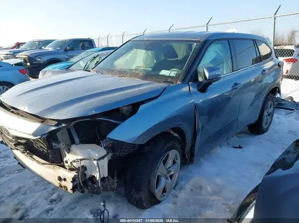 5TDBZRBH4NS240565 2022 TOYOTA HIGHLANDER - Image 2