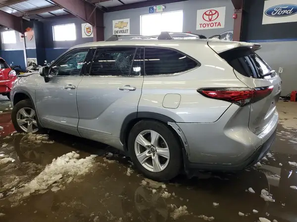 5TDBZRBH4NS587555 2022 TOYOTA HIGHLANDER - Image 2