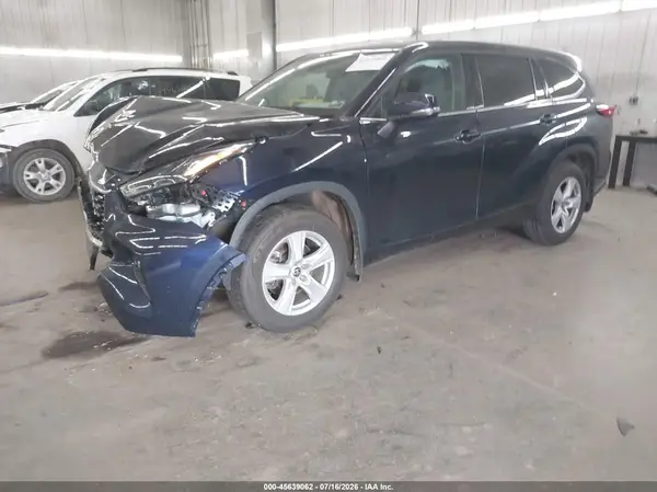 5TDBZRBH6NS243760 2022 TOYOTA HIGHLANDER - Image 2