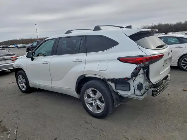 5TDBZRBH6NS253043 2022 TOYOTA HIGHLANDER - Image 2