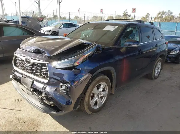 5TDBZRBH6NS584236 2022 TOYOTA HIGHLANDER - Image 2