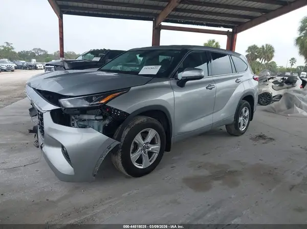 5TDBZRBH7NS565601 2022 TOYOTA HIGHLANDER - Image 2