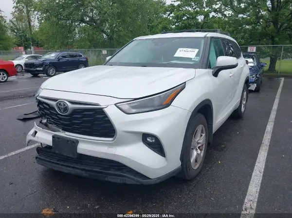 5TDBZRBH8NS242559 2022 TOYOTA HIGHLANDER - Image 2