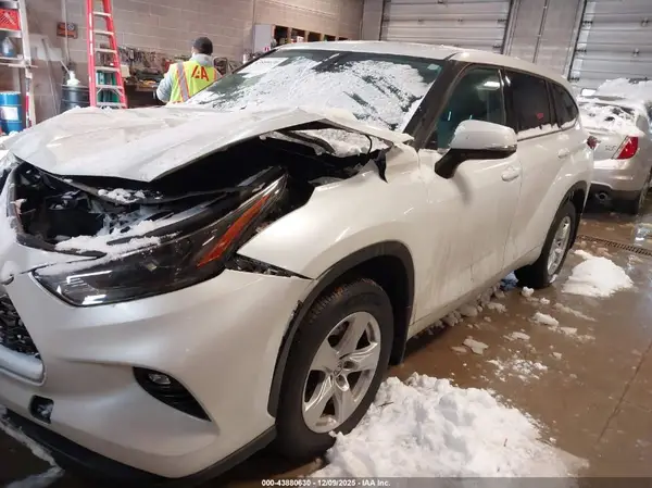 5TDBZRBH8NS591253 2022 TOYOTA HIGHLANDER - Image 2