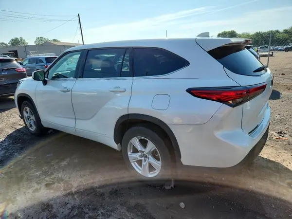 5TDBZRBH9MS075076 2021 TOYOTA HIGHLANDER - Image 2