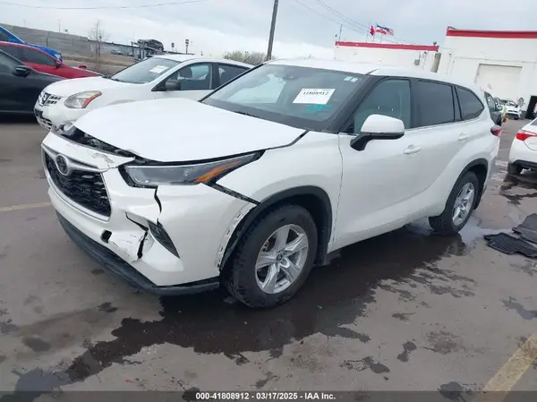 5TDBZRBH9MS110697 2021 TOYOTA HIGHLANDER - Image 2