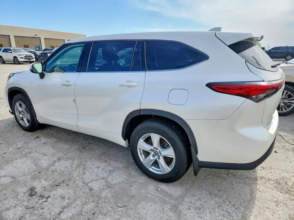 5TDBZRBHXMS548306 2021 TOYOTA HIGHLANDER - Image 2