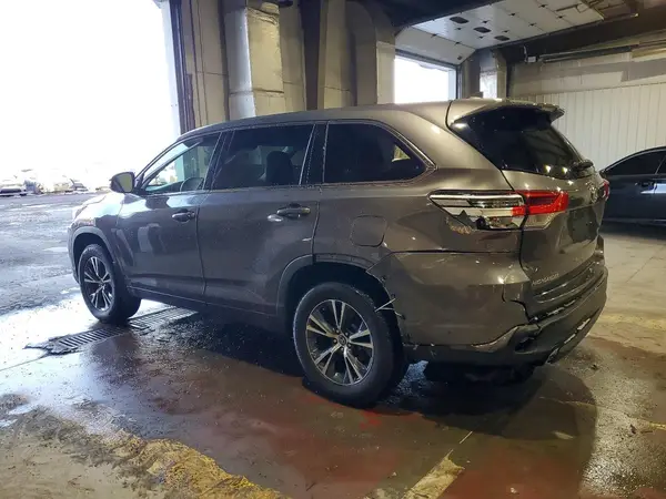 5TDBZRFH0HS358174 2017 TOYOTA HIGHLANDER - Image 2