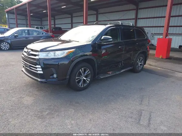 5TDBZRFH0HS365030 2017 TOYOTA HIGHLANDER - Image 2