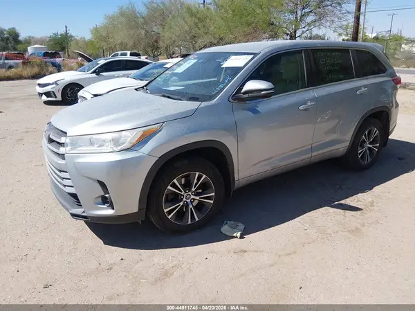 5TDBZRFH0HS428675 2017 TOYOTA HIGHLANDER - Image 2