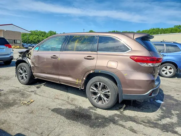 5TDBZRFH0HS433052 2017 TOYOTA HIGHLANDER - Image 2