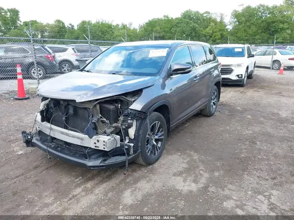 5TDBZRFH0HS484454 2017 TOYOTA HIGHLANDER - Image 2