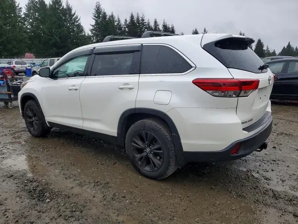 5TDBZRFH0JS805074 2018 TOYOTA HIGHLANDER - Image 2