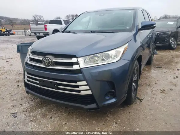 5TDBZRFH0JS840018 2018 TOYOTA HIGHLANDER - Image 2
