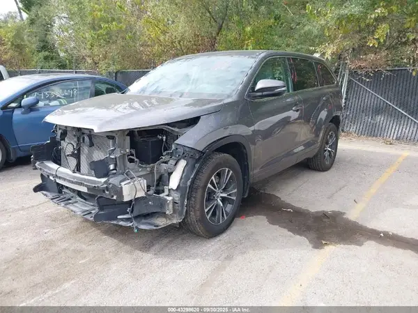 5TDBZRFH0JS842495 2018 TOYOTA HIGHLANDER - Image 2