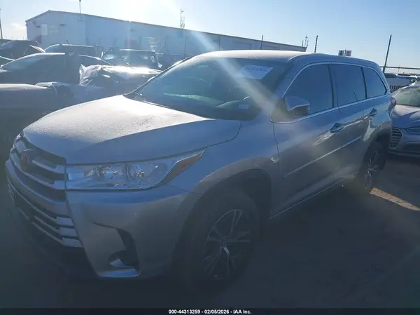 5TDBZRFH0JS859734 2018 TOYOTA HIGHLANDER - Image 2