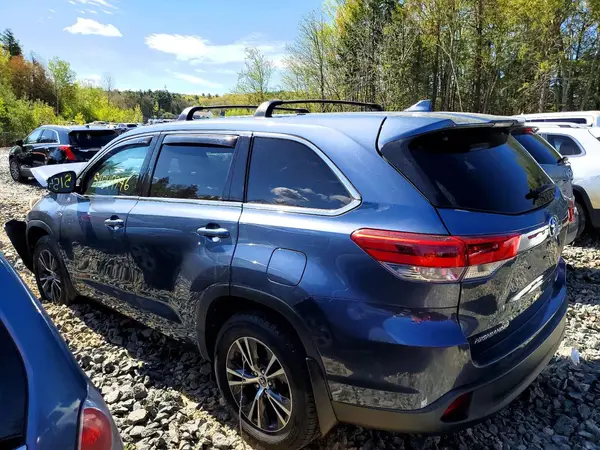 5TDBZRFH0JS860253 2018 TOYOTA HIGHLANDER - Image 2