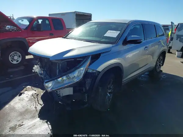 5TDBZRFH0JS908298 2018 TOYOTA HIGHLANDER - Image 2