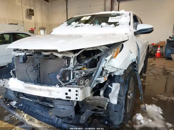 5TDBZRFH0KS978126 2019 TOYOTA HIGHLANDER - Image 2
