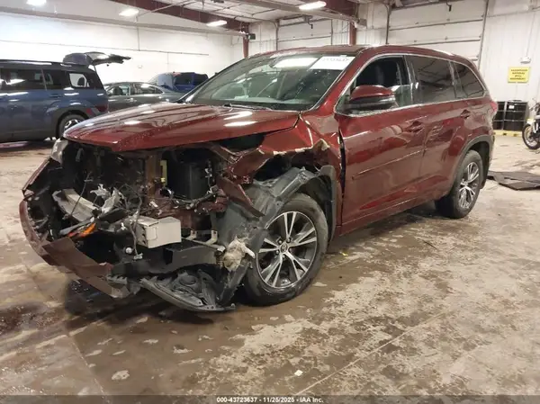 5TDBZRFH1HS377574 2017 TOYOTA HIGHLANDER - Image 2