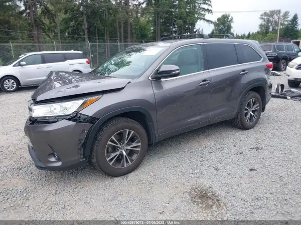 5TDBZRFH1HS409505 2017 TOYOTA HIGHLANDER - Image 2