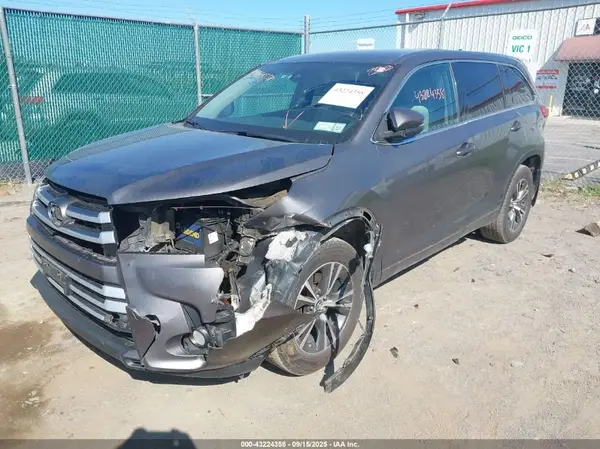 5TDBZRFH1HS414641 2017 TOYOTA HIGHLANDER - Image 2