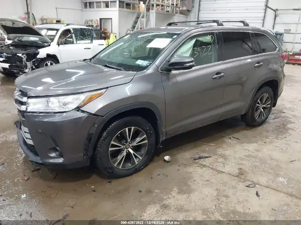 5TDBZRFH1HS430502 2017 TOYOTA HIGHLANDER - Image 2