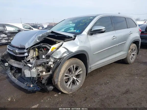 5TDBZRFH1HS437157 2017 TOYOTA HIGHLANDER - Image 2