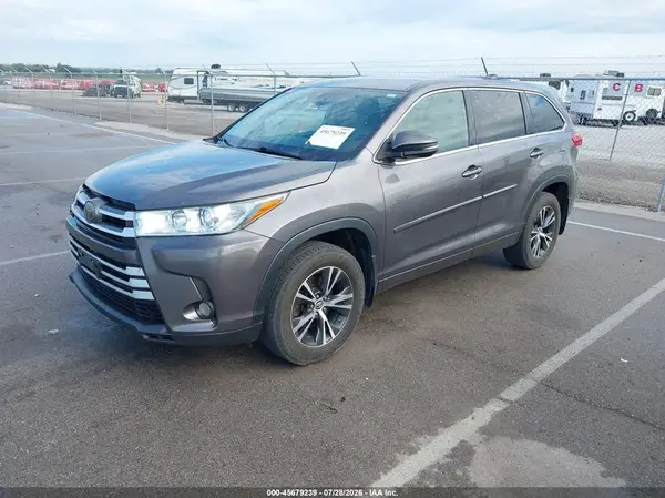 5TDBZRFH1JS486767 2018 TOYOTA HIGHLANDER - Image 2
