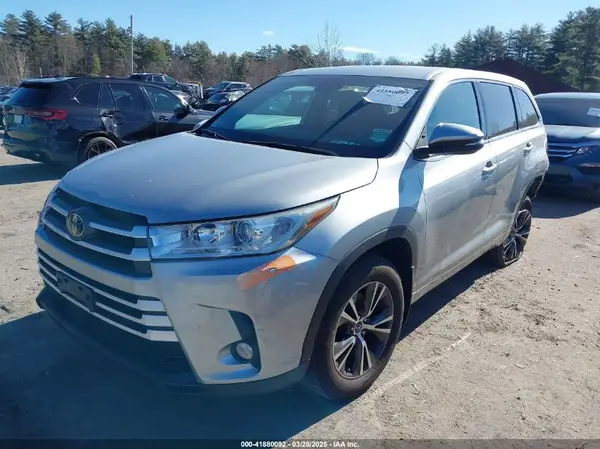5TDBZRFH1JS490107 2018 TOYOTA HIGHLANDER - Image 2