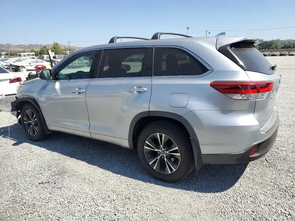 5TDBZRFH1JS806007 2018 TOYOTA HIGHLANDER - Image 2