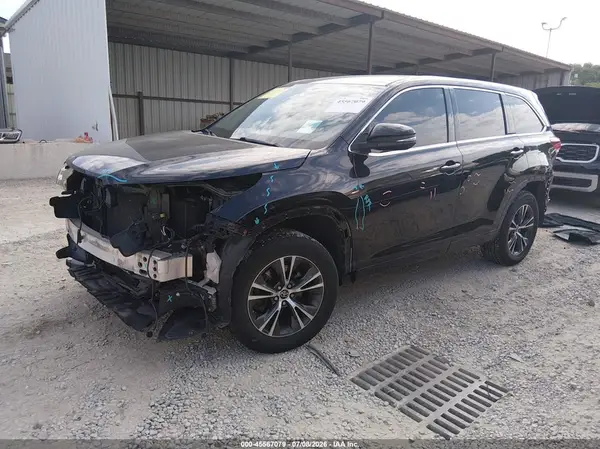 5TDBZRFH1JS807576 2018 TOYOTA HIGHLANDER - Image 2