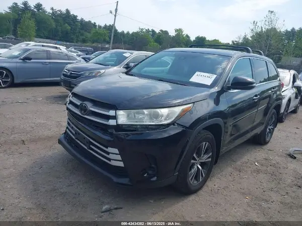 5TDBZRFH1JS896257 2018 TOYOTA HIGHLANDER - Image 2