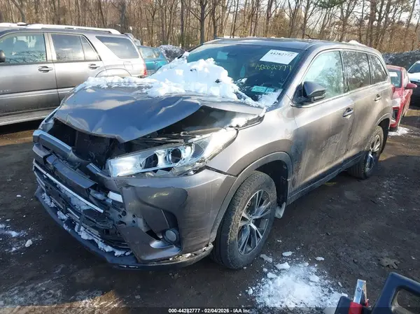 5TDBZRFH1JS896467 2018 TOYOTA HIGHLANDER - Image 2