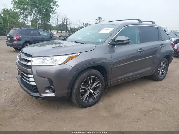 5TDBZRFH1JS896873 2018 TOYOTA HIGHLANDER - Image 2