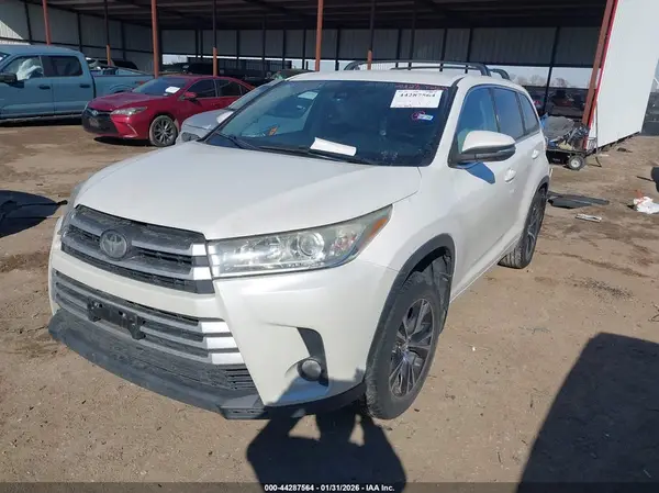 5TDBZRFH1JS899756 2018 TOYOTA HIGHLANDER - Image 2