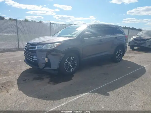 5TDBZRFH1KS960881 2019 TOYOTA HIGHLANDER - Image 2