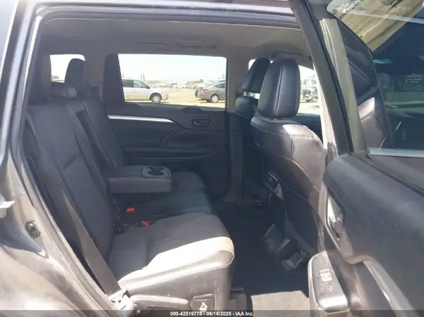 5TDBZRFH2HS388048 2017 TOYOTA HIGHLANDER - Image 8