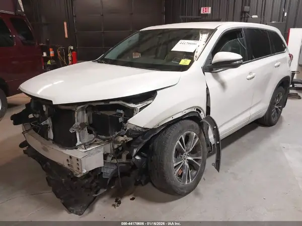 5TDBZRFH2HS423784 2017 TOYOTA HIGHLANDER - Image 2