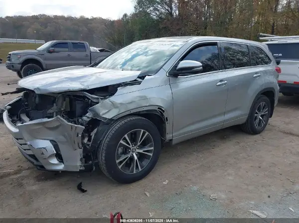 5TDBZRFH2HS441055 2017 TOYOTA HIGHLANDER - Image 2