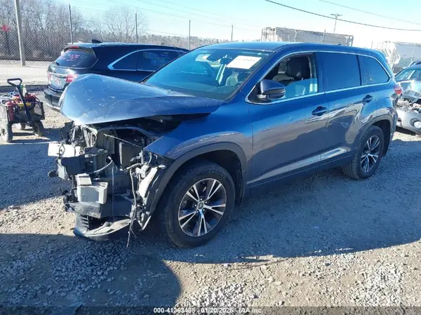 5TDBZRFH2JS818635 2018 TOYOTA HIGHLANDER - Image 2