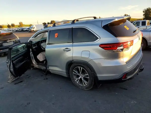 5TDBZRFH2JS822202 2018 TOYOTA HIGHLANDER - Image 2