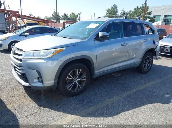 5TDBZRFH2JS838268 2018 TOYOTA HIGHLANDER - Image 2