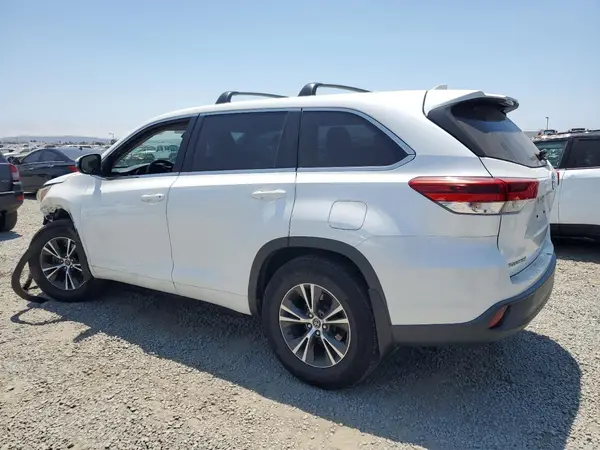 5TDBZRFH2JS861064 2018 TOYOTA HIGHLANDER - Image 2