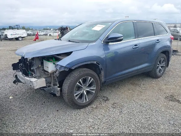 5TDBZRFH2JS864580 2018 TOYOTA HIGHLANDER - Image 2