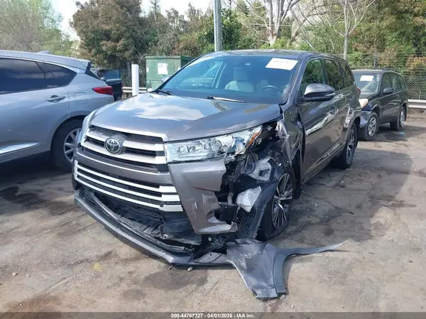 5TDBZRFH2JS881864 2018 TOYOTA HIGHLANDER - Image 2