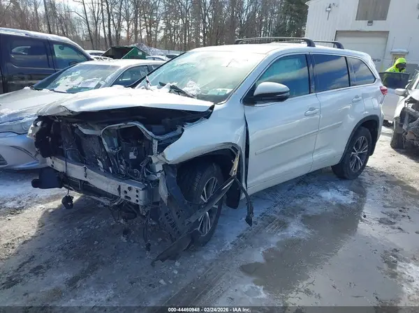 5TDBZRFH3HS474811 2017 TOYOTA HIGHLANDER - Image 2