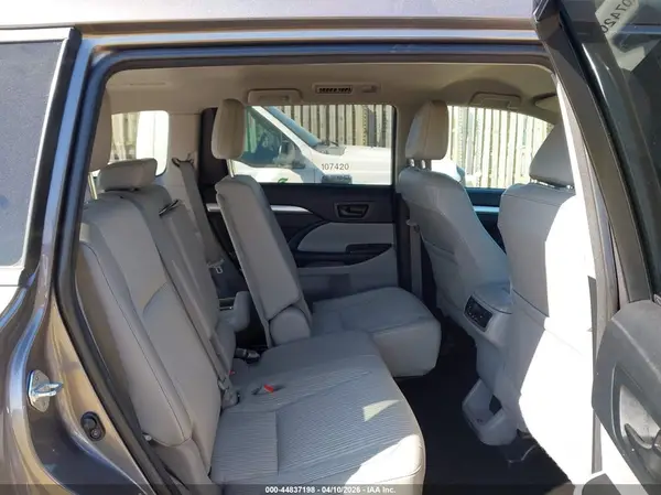 5TDBZRFH3HS475845 2017 TOYOTA HIGHLANDER - Image 8
